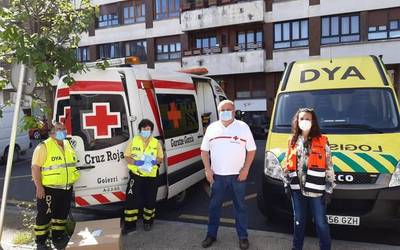 Garraio publikoan 42.000 maskara banatzeari ekin diote berriro ere babes zibileko boluntarioek