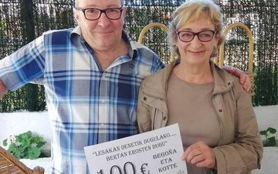 100 euroko bi erosketa-txartel eman ditu Lesakako Zerbitzuen Elkarteak