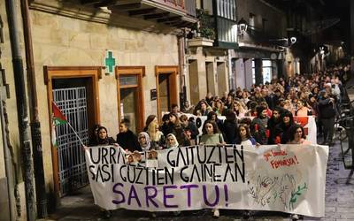 Angeluko erailketa matxista salatzeko lapiko jotze deialdia egin dute