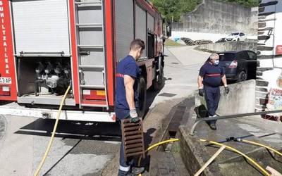 Goizuetako suhiltzaile boluntarioak estolderia garbitzen eta herritarren artean maskarak banatzen ibili dira gaur