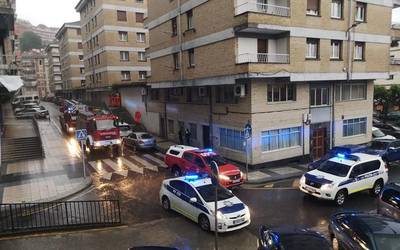 Pablo Uranga kaleko fatxada batetik harri pusketa batzuk erori dira