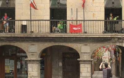 Euriz ez ezik, dantzaz eta kantuz busti dira umeak Otxomaio jaietan