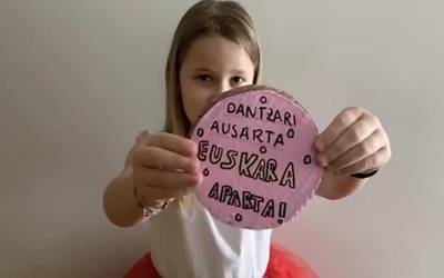 Beasaingo Aittu elkarteak euskarari ikusgarritasuna emateko helburuarekin mozorro festa egin zuen asteburuan