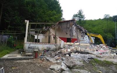 Eztalako aldagela zaharrak botatzeko lanak hasi dituzte