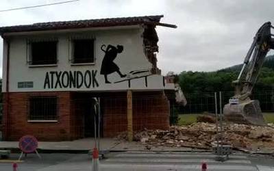 [BIDEOA]: Atxondoko maisuen etxea eraisten hasi dira