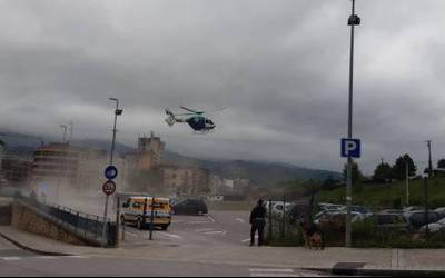 [BIDEOA] Osakidetzako helikopteroak Iurretan lur hartu eta Gurutzetako ospitalera eraman du gizonezko bat