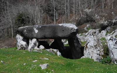 Jentilei buruzko aipamenek irauten dute oraindik ere han eta hemen