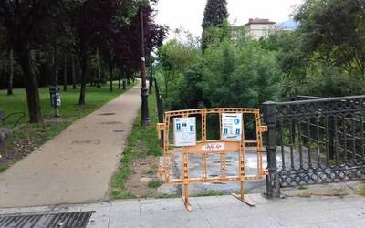 Gardeako paseoa bi norabidetan banatu dute, ibaiaren bi ertzak baliatuta