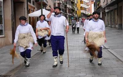 Txistulari eta zanpantzarren doinuekin esnatu zen Beasain