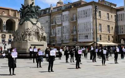 "Gizartearen desmilitarizazioa" defendatu dute hainbat kolektibo feministak
