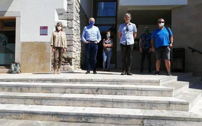 COVID-19 gaitzarekin hildakoen omenez minutuko isilunea egin dute eguerdian
