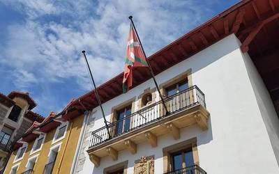 Udaletxea eta turismo bulegoa zabaldu dituzte, baina joan aurretik deitu egin beharko da