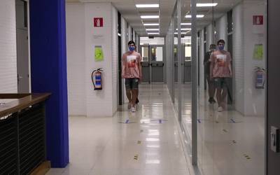Denbora luzez itxita izan ostean, gaur ireki dituzte ikastetxeetako ateak