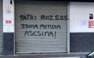 Idoia Mendiaren aurkako pintadak egin dituzte Astrabuduako PSE-EEren Herriko Etxean