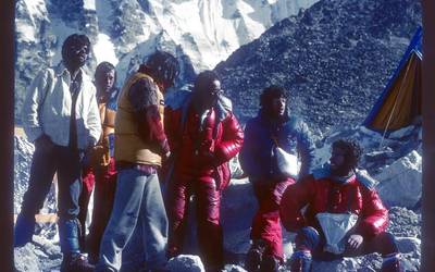Euskal Espedizioa Everest gailurrean Emilio Hernandoren argazkietatik gogoratzen