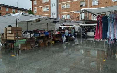 Hamabi urteren bueltan azoka Zumalakarregi plazan