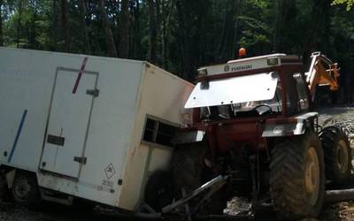 Gizon bat hil da traktorean izandako istripuan