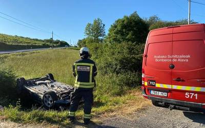 Suhiltzaileek gazte bat atera zuten atzo autotik, istripua izan ostean
