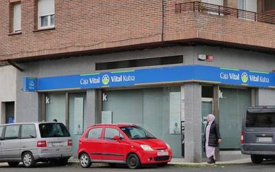 Funtzio anitzeko kutxazain bat eskatu dio Okondoko alkateak Kutxabanki
