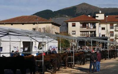 San Joan jaiak eta udalekuak bertan behera utzi dituzte Orozkon, baina azoka mantendu dute