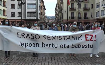 Jendetza bildu da Zarautzen eraso sexista salatzeko elkarretaratzean