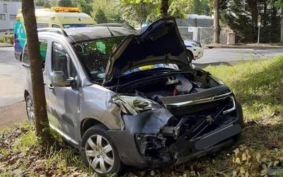 Emakume bat ospitalera eraman dute auto istripu baten ondorioz