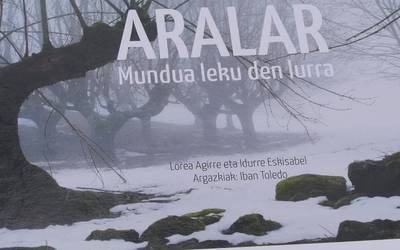 Aralar, mundua leku den lurra” liburua argitaratu dute, 2018ko udazkenean estreinatu zen izenburu bereko dokumentalaren gidoiaren testu eta argazkieki