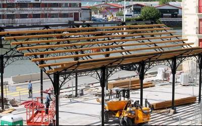 HARA! Plazako kioskoari estalkia jartzen hasi dira