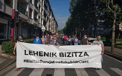 Bizitzaren kalitatea bermatzearen aldeko manifestazioa egin zen atzo arratsaldean