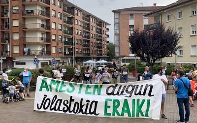 Jolastokiaren proiektuari berrekiteko eskatzen duten 1.033 sinadura aurkeztu dituzte Zaldibarko udaletxean
