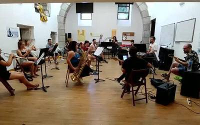 ZUMB Big band taldea, biharko kontzerturako entseatzen