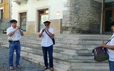 Zumaiako Musika Eskolako dultzaineroekin hasi dituzte San Pedro jaiak
