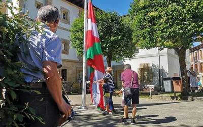 Ikurriña berria jarri dute Gernika plazan