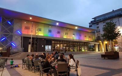 Azoka Plaza koloreztatu dute, LGTBI+ kolektiboaren Nazioarteko Egunaren harira