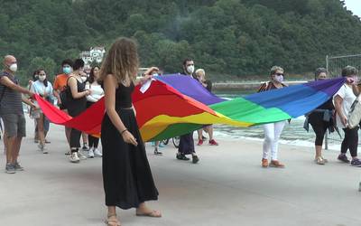 LGTBIQ + kolektiboaren aldeko aldarriak nagusitu dira goizeko manifestazioan