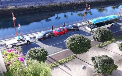 Lurraldebuseko autobus batek istripua izan du goizean Axular ibiltokian