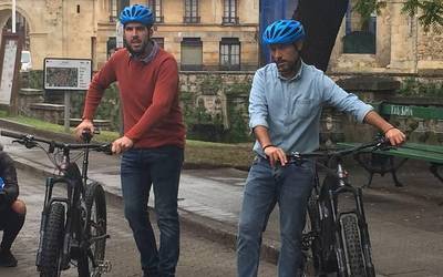 ETB2-ko The Basque Route saiorako grabazioak egiten ari dira Durangon, Aitzol Atutxa aizkolariarekin