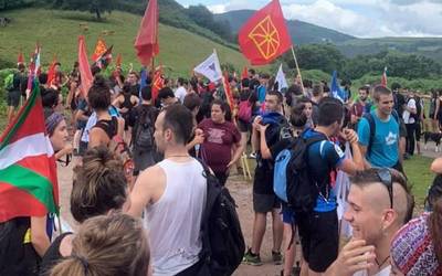 Larhunera Independentzia Martxa egin dute