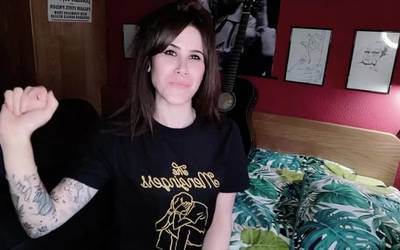Liv Wallace musikariak kantua eskaini die herritarrei, jaiak gogoan