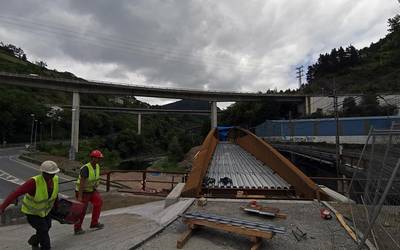 Pasabideak ipinita aurrera doaz Elgoibar eta Eibar lotuko dituen bidegorriko lanak