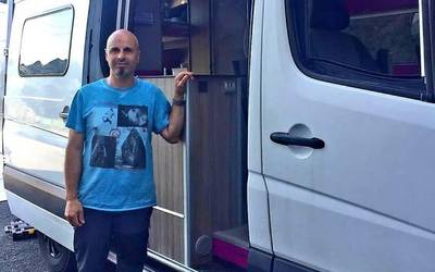 «Furgoneta batean gure txokoa eta zerbitzu guztiak eskura ditugu»