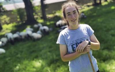 «Egun emakume nekazariak ez dira soilik nekazarien andreak»