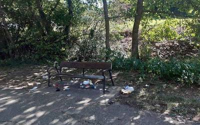 Kejie ta desditxie: Atano errekara bidean, zaborra lurrean utzita