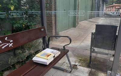 Liburuak opari, autobus geltokian