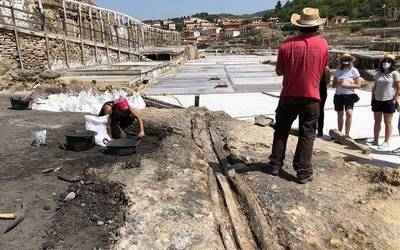 1.200 urteko gatzunetarako egurrezko kanala aurkitu dute