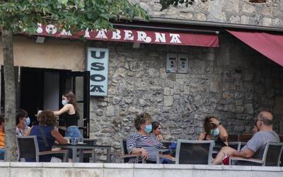 Hainbat neurri aldatu dituzte Bergaran, COVID-19aren agerraldiak ondo eboluzionatu duelako