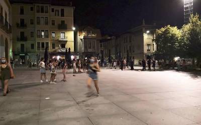 Algortako erdigunean bildutako ehun bat lagun sakabanatu ditu bart Ertzaintzak