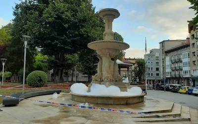 Ezkurdiko iturriaren hoditeria garbitu beharko dute bandalismo ekintza bat dela eta