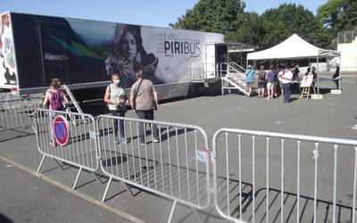 Piribus erakusketa ibiltariari ongietorria eman diote Saran