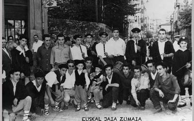 Euskal Jai egunaz gozatzen, antzinako argazkietan bada ere